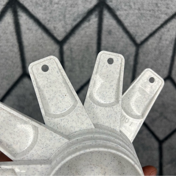 Tupperware Paprika Red Snack Tray, Deli Meat Bacon Keeper, Measuring Cups X - Picture 15 of 15